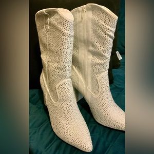 New unworn Beautiful Bright White Rhinestone encrusted Cowboy Boots Size 10
